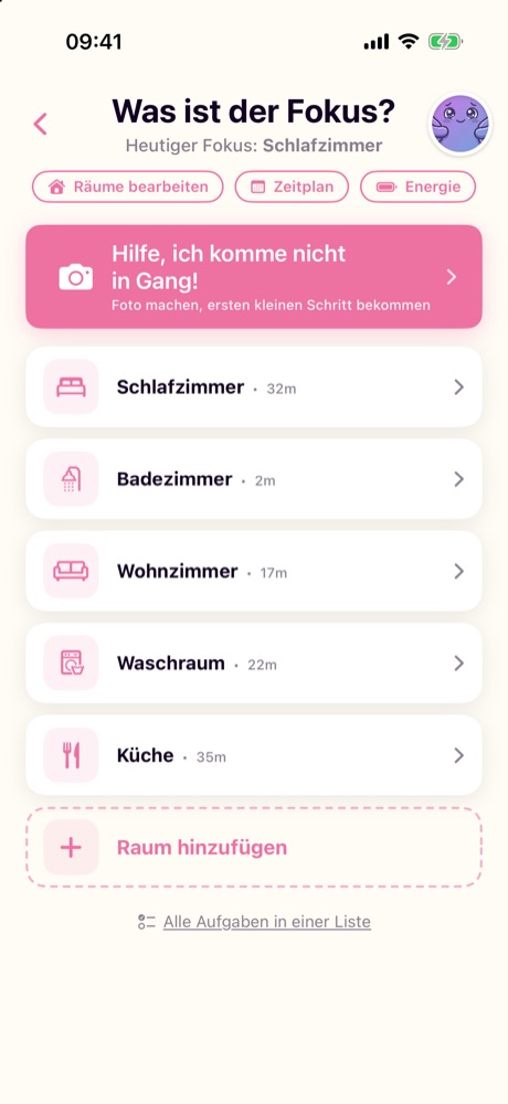 Die Tagesübersicht in ADHD Cleaning Planner mit dem rosa Knopf Hilfe, ich komme nicht in Gang! über der Liste der Räume.
